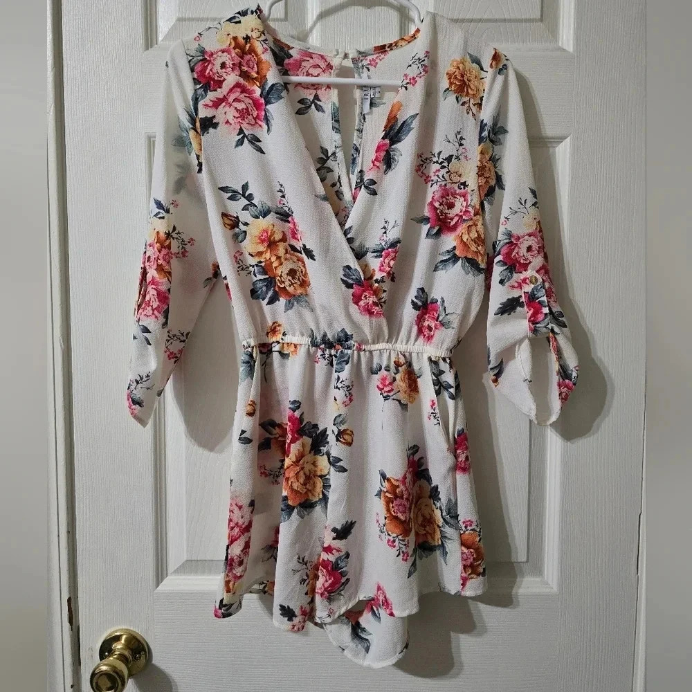 Iris White Floral Print Wrap Front Romper Stretchy Waist, Shorts w/Pockets, EUC!
